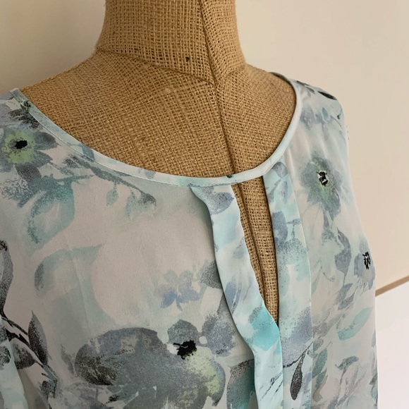 White flower blouse - Picture 3 of 6